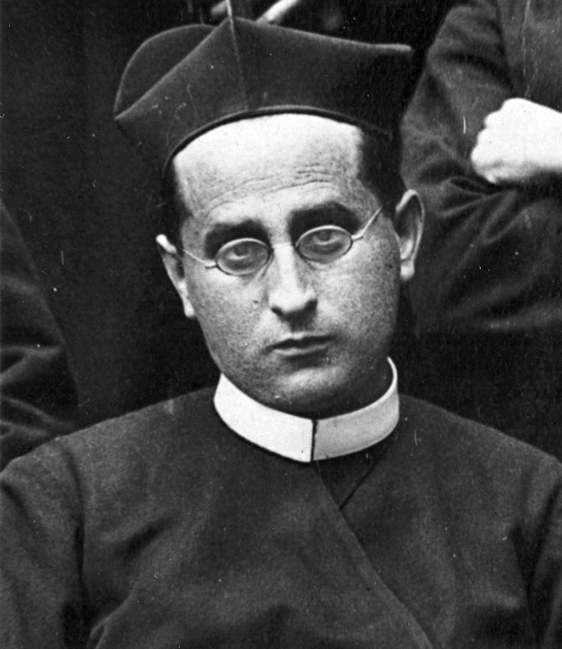 The same 1915 photograph, cleaned up and converted to black and white.