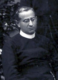 Fr Donato Jiménez in 1927, bareheaded, in a group photograph.